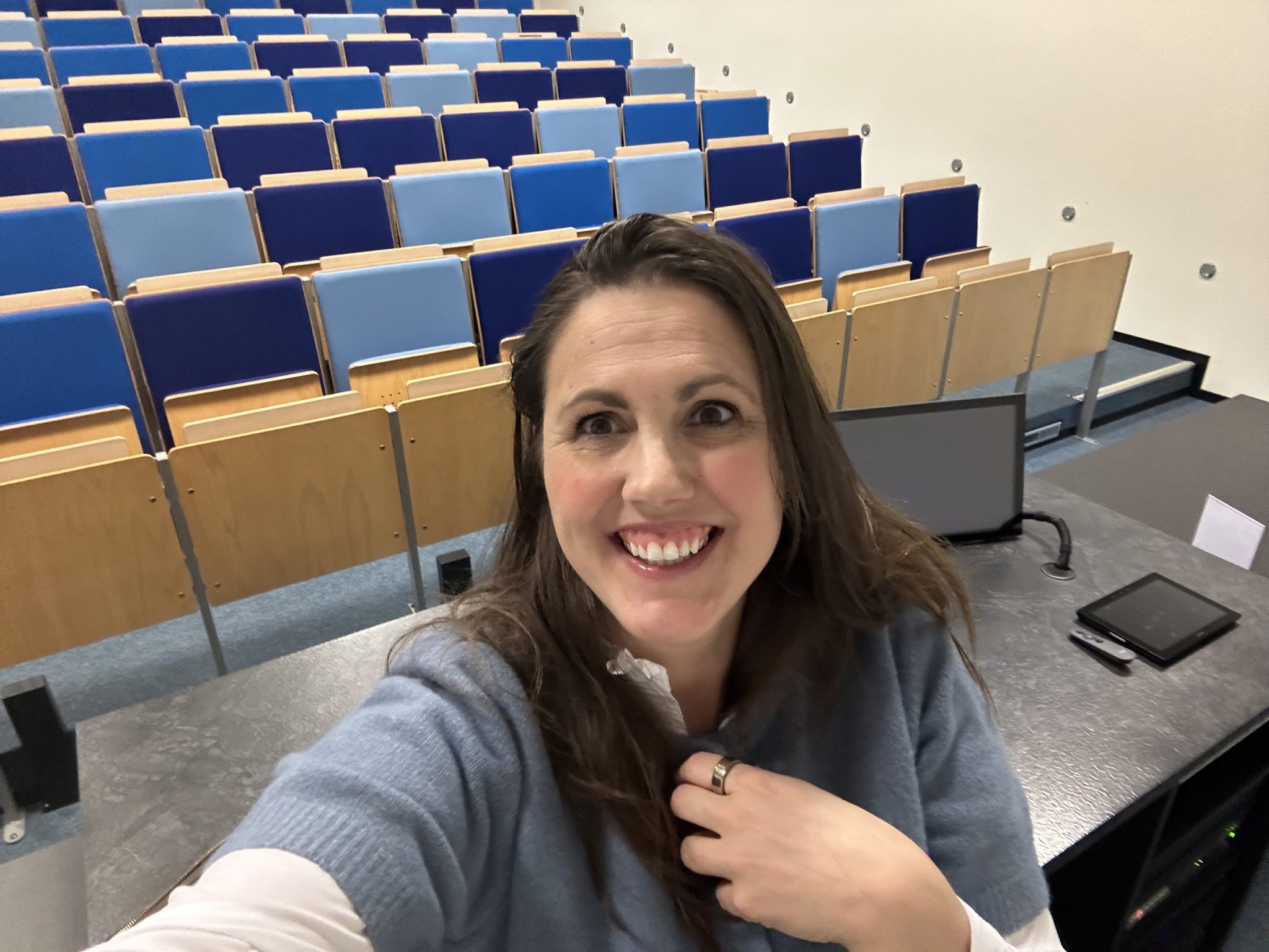 Marieke taking a selfie in an empty lecture hall